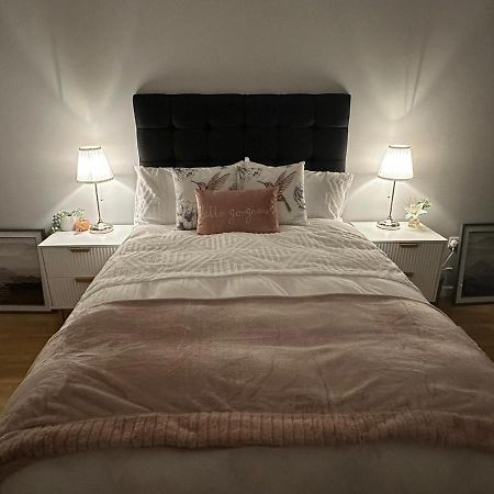 Modern City Centre Apartment In Swindon Exteriör bild
