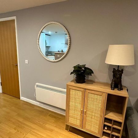 Modern City Centre Apartment In Swindon Exteriör bild
