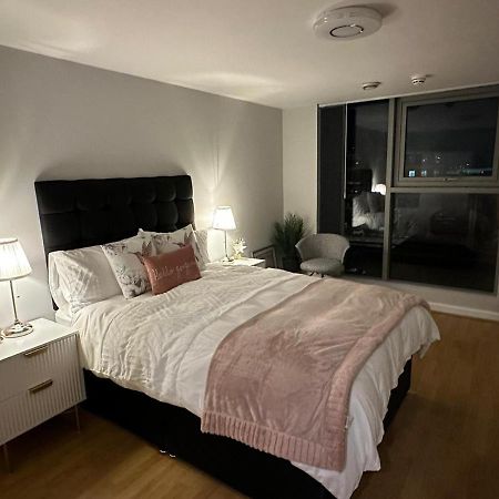 Modern City Centre Apartment In Swindon Exteriör bild
