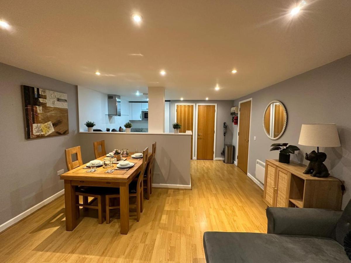 Modern City Centre Apartment In Swindon Exteriör bild