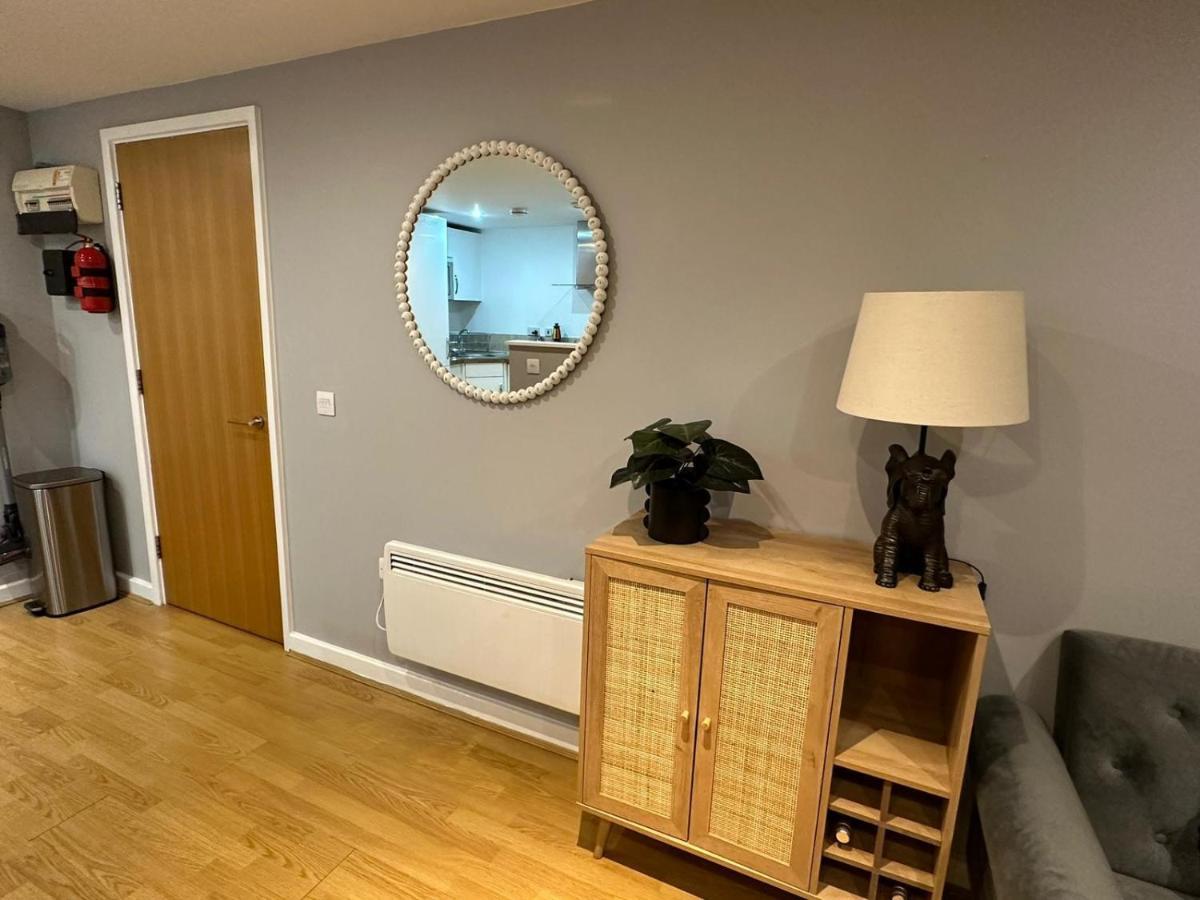 Modern City Centre Apartment In Swindon Exteriör bild