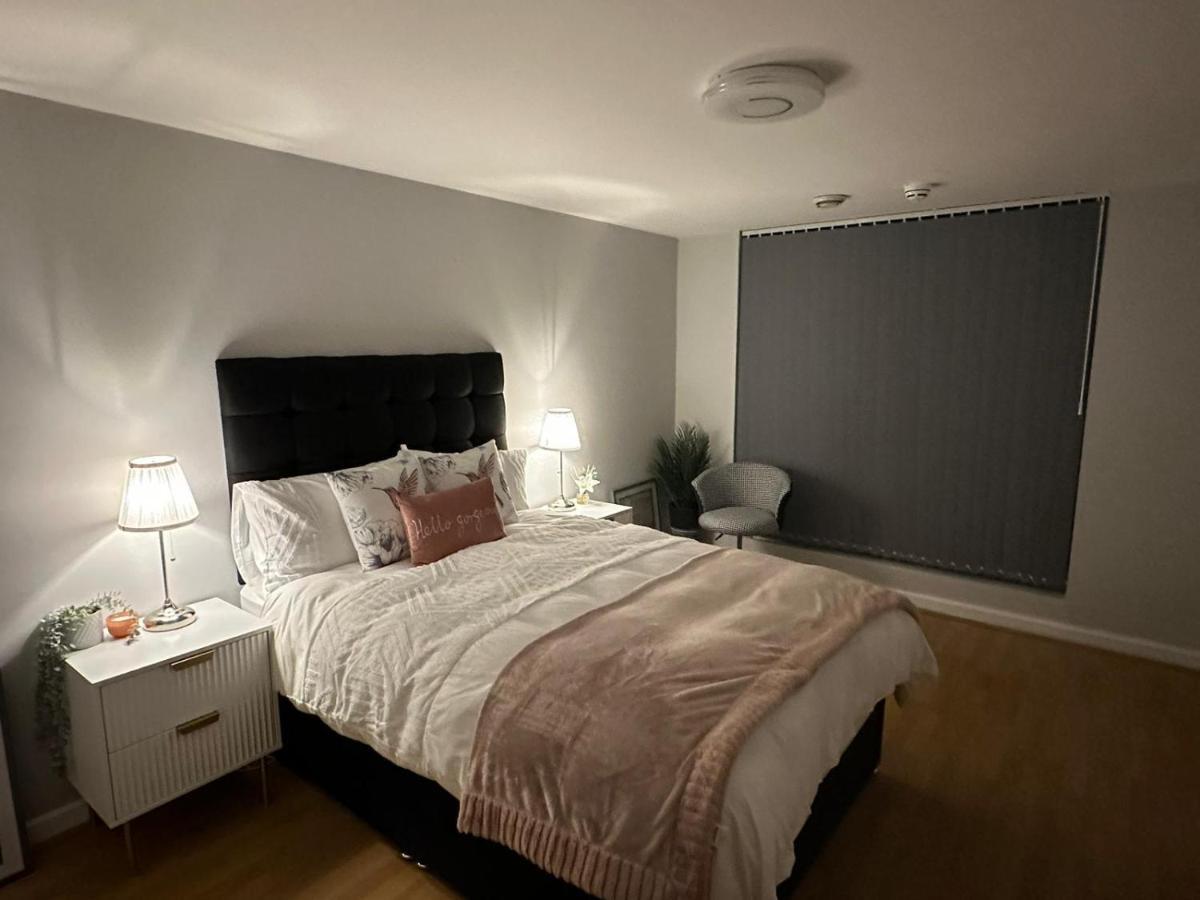 Modern City Centre Apartment In Swindon Exteriör bild