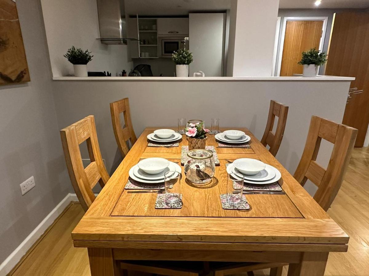 Modern City Centre Apartment In Swindon Exteriör bild