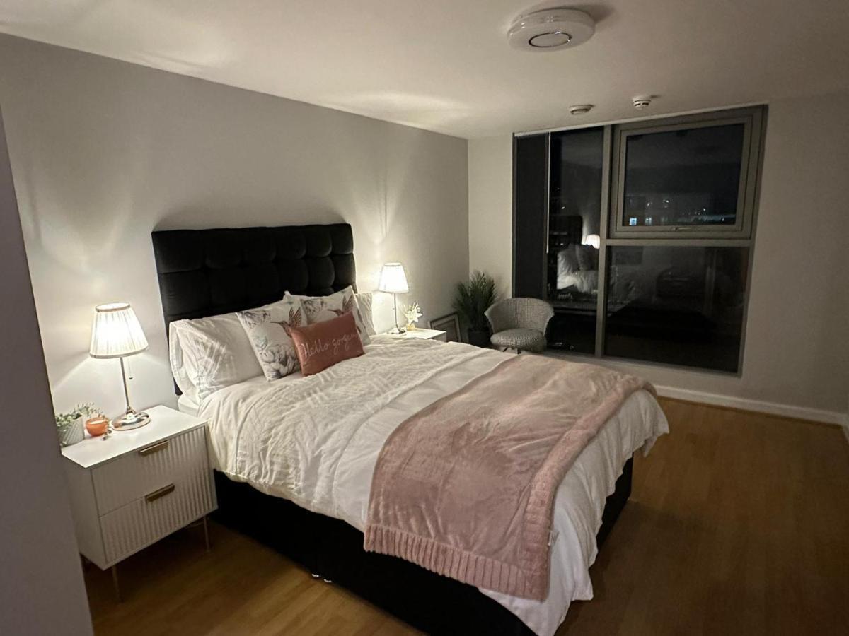 Modern City Centre Apartment In Swindon Exteriör bild