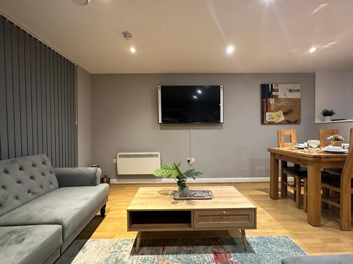 Modern City Centre Apartment In Swindon Exteriör bild