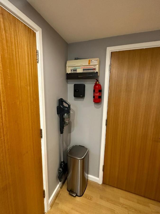 Modern City Centre Apartment In Swindon Exteriör bild
