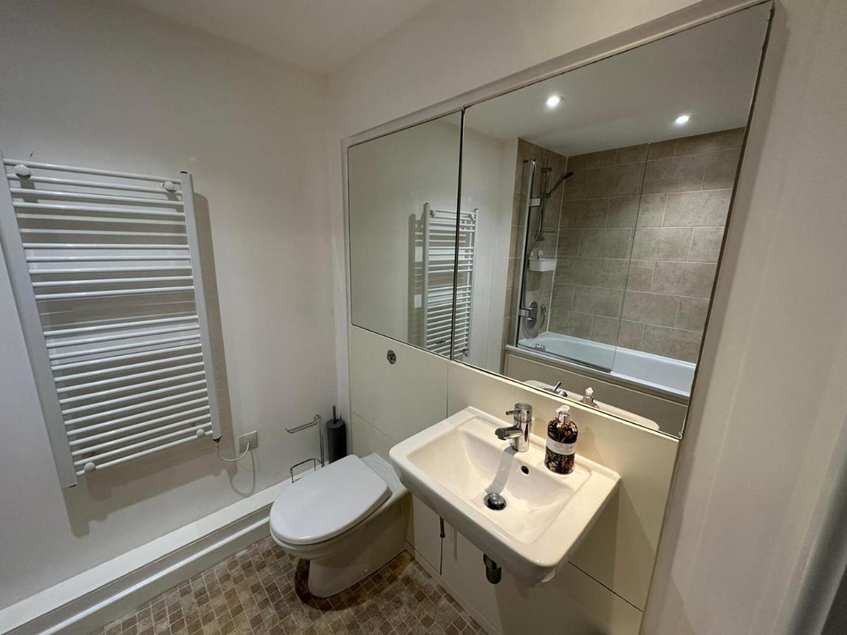 Modern City Centre Apartment In Swindon Exteriör bild