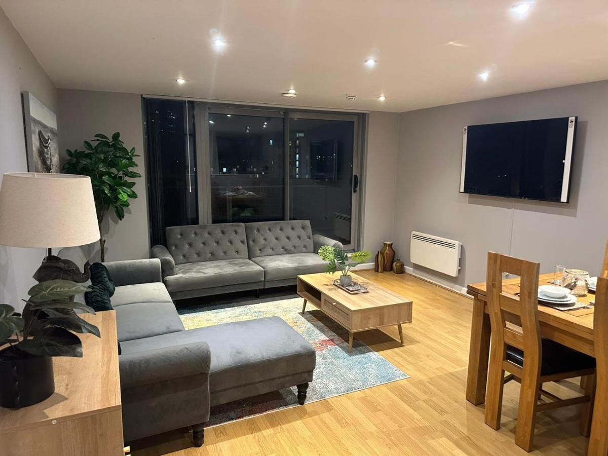 Modern City Centre Apartment In Swindon Exteriör bild