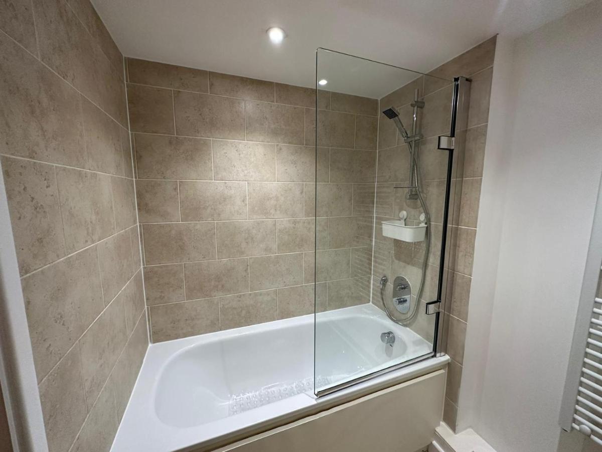 Modern City Centre Apartment In Swindon Exteriör bild